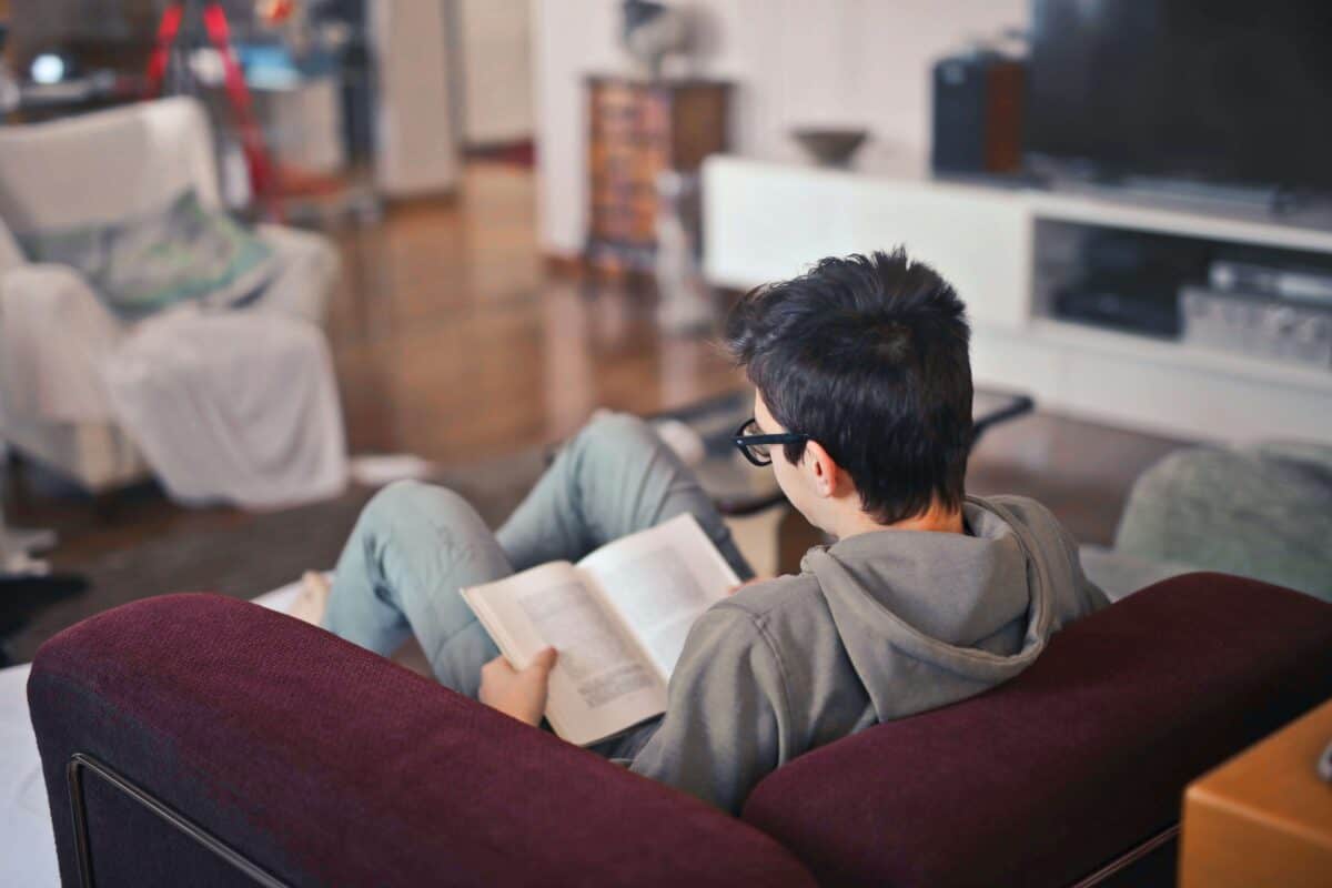 15-minute daily reading routine for teenagers and adults